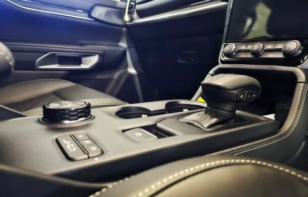 new-ford-ranger-platinum-gear