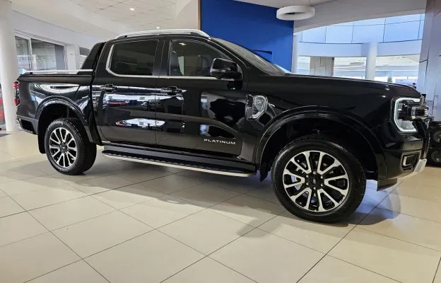 new-ford-ranger-platinum-side-view